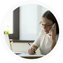 Mujer escribiendo en una libreta durante un proceso de formación o evaluación laboral