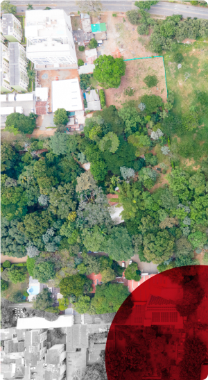 Vista aérea de zona urbana con áreas verdes y edificios en Colombia. Desarrollo sostenible y planificación urbana.