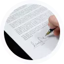 Persona firmando contrato o documento legal con bolígrafo