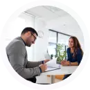 Entrevista laboral entre un reclutador y una candidata en oficina moderna