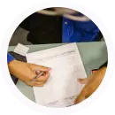 Firma de documentos administrativos durante proceso de contratación