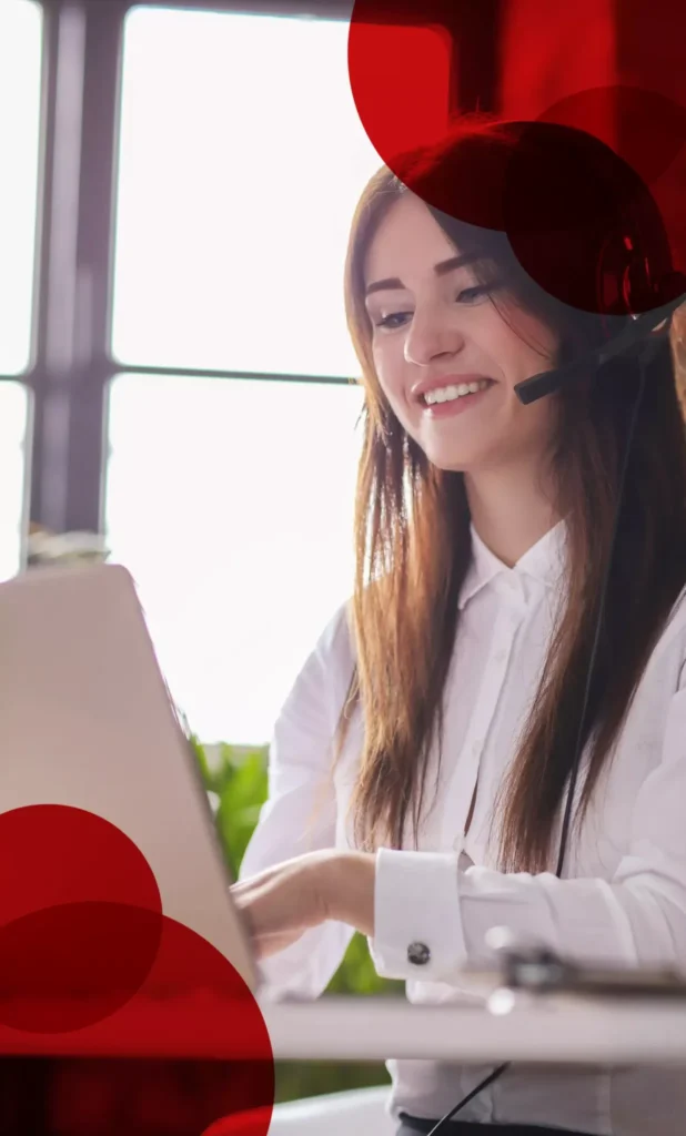 Ejecutiva de atención al cliente brindando soporte en línea a través de un computador