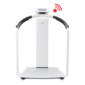 Analizador de composición corporal SECA con plataforma de vidrio, asas ergonómicas y pantalla digital para mediciones precisas de bioimpedancia