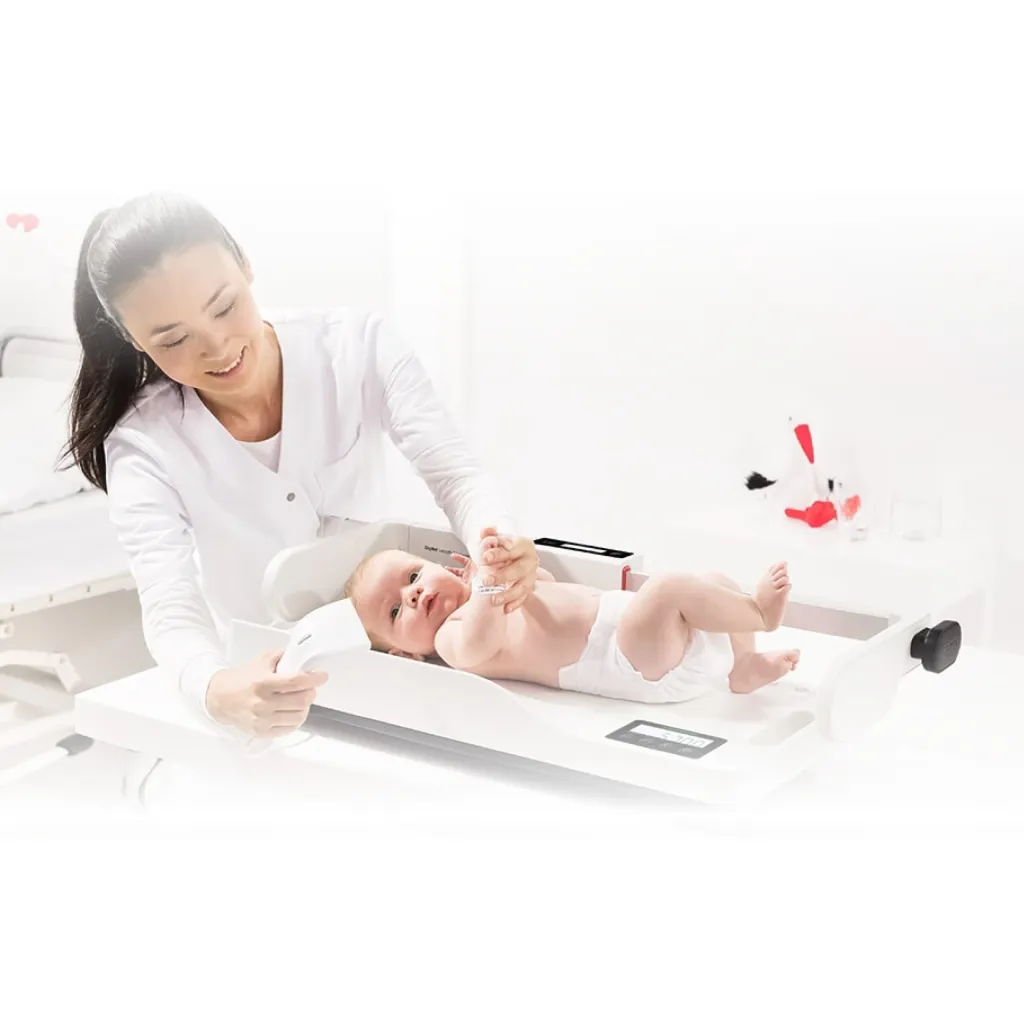 Médica pesando a un bebé en báscula digital pediátrica Seca.