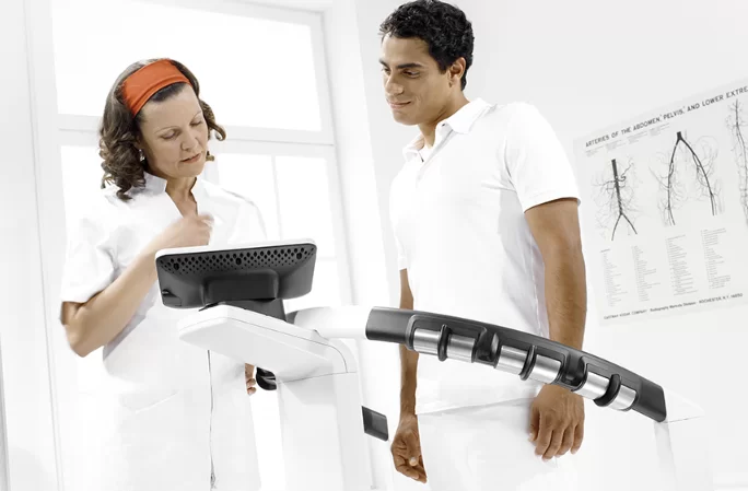 Doctora tomando datos biométricos a paciente.