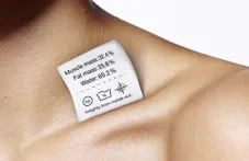 Etiqueta sobre el hombro con porcentaje de grasa, músculo y agua en una mujer