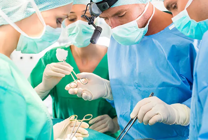 Equipo quirúrgico operando
