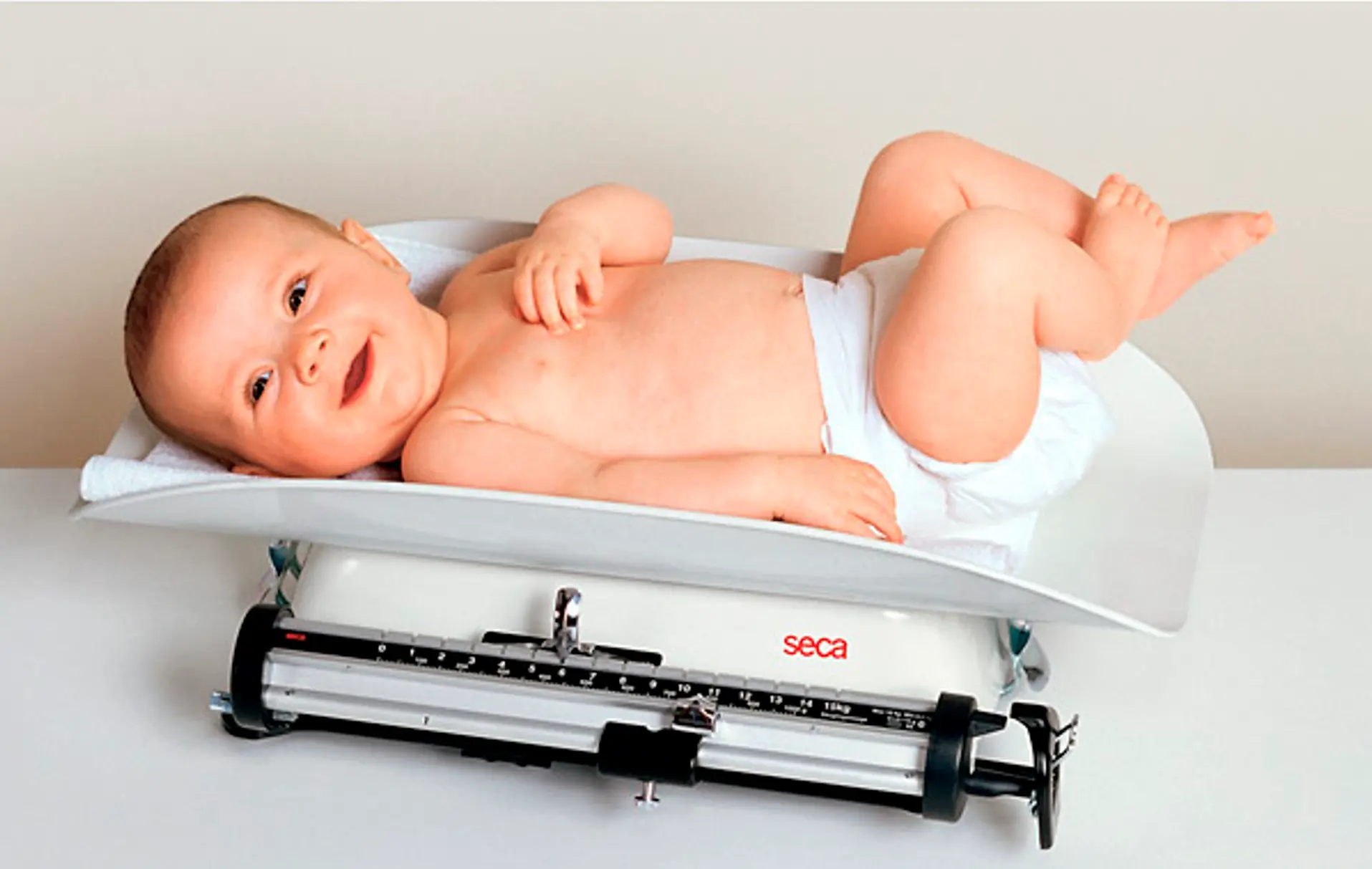 bebe para ser pesado por maquina