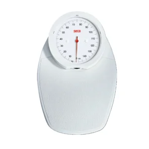 Báscula mecánica Seca 750 retro con dial visible para personas.