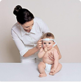 Médica tomando signos vitales a un niño con monitor multiparámetro Seca.