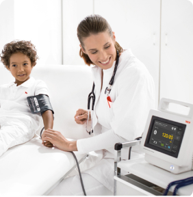 Tensiometro aneroide Seca en uso con fonendoscopio médico.