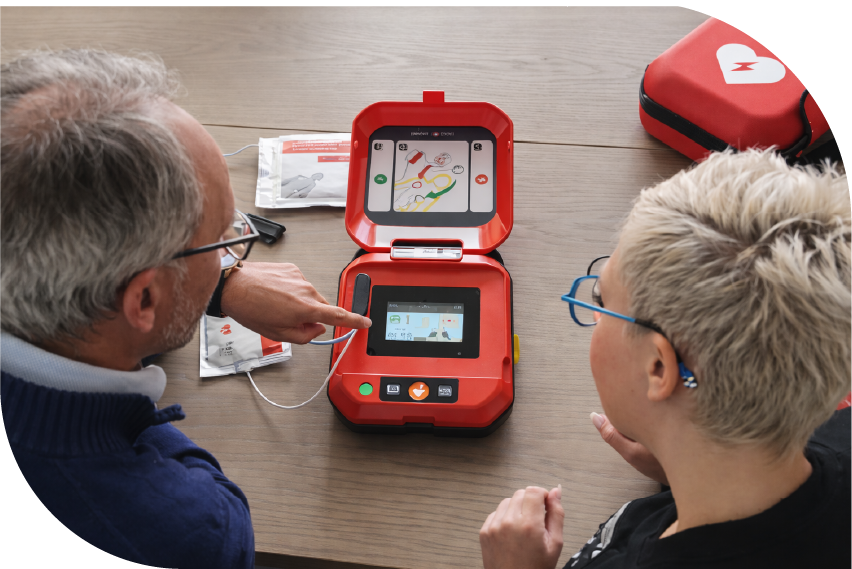 Desfibrilador externo automático DEA utilizado en capacitación según el decreto 1465 de Colombia para espacios con alta afluencia de personas