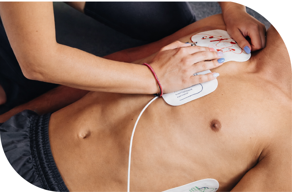 Colocación de electrodos de desfibrilador externo automático durante una emergencia cardíaca